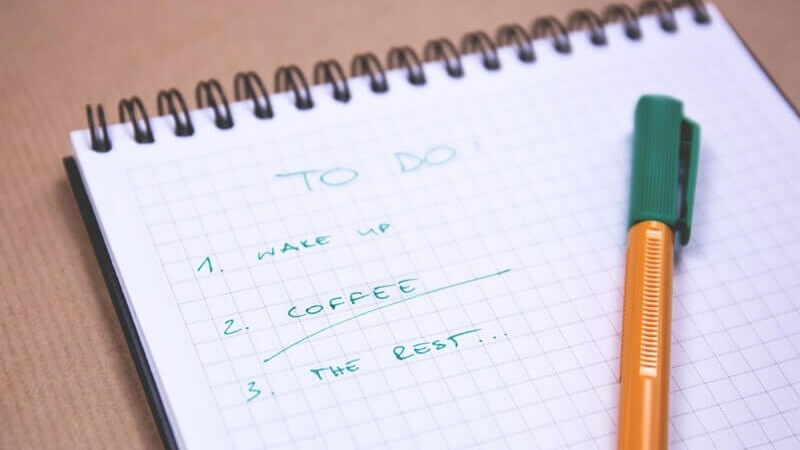 Rozdiel medzi slovesami do, make a work?