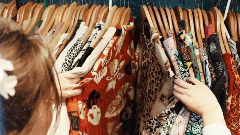 Wear, dress, put on – obliekať sa, obliecť si či mať oblečené po anglicky